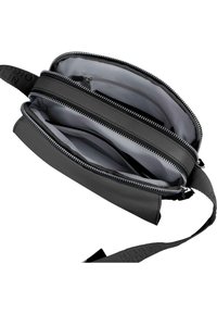 Svart crossbody-veske med flere rom, glatt yttermateriale, lys grå innside og sølvglidelåser. Justerbar stropp inkludert.