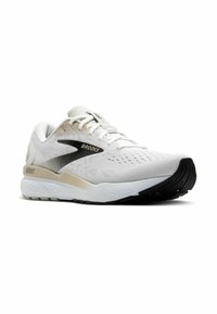 Weißer Laufschuh mit einem atmungsaktiven Mesh-Obermaterial, schwarzen und grauen Akzenten, einer gepolsterten Sohle und einem strukturierten Profil für besseren Grip.