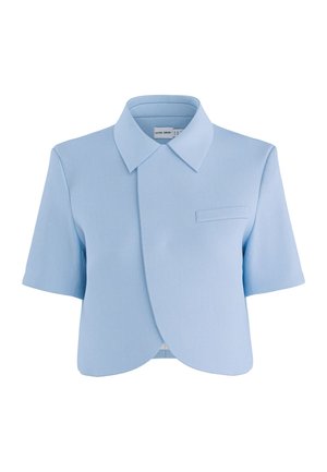 Lyseblå cropped blazer med korte ærmer, spids krave og en enkelt brystlomme på hvid baggrund.