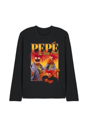 Schwarzes Langarmshirt mit drei rothaarigen Puppenfiguren und dem Text "PEPÉ The King Prawn" auf gelb-orangefarbenem Hintergrund.