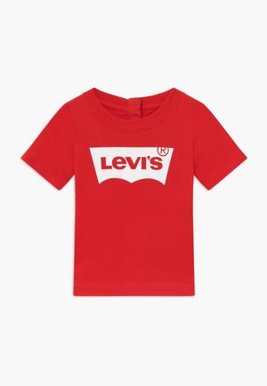 Camiseta roja de manga corta para niño pequeño con el logo blanco de Levi's centrado en el pecho sobre un fondo blanco liso.