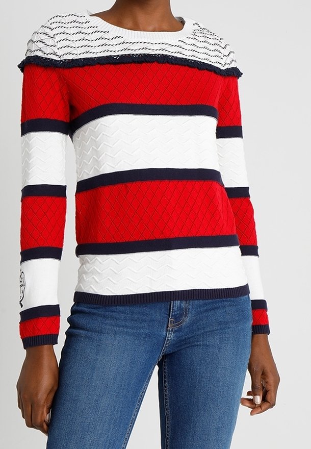 Pull rayé rouge et blanc avec un motif texturé, accents bleu marine, et un col côtelé ; présente des volants aux épaules pour plus de détails.