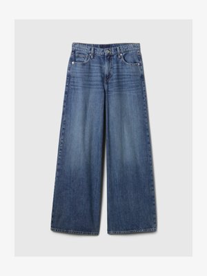 Platām kājām zila denima bikses ar izbalējušu apdari, ar pogu un rāvējslēdzēju, pieciem kabatām un jostu cilpām.