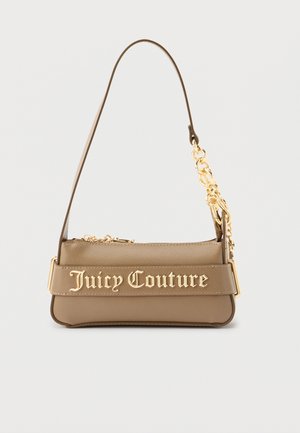 Sac à bandoulière Juicy Couture couleur taupe avec détail chaîne dorée et lettrage logo doré sur la sangle avant, fermeture supérieure zippée.