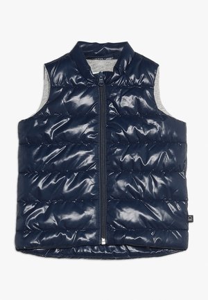 Gilet sans manches matelassé bleu marine avec un col haut, fermeture éclair à l'avant, motif matelassé et accents en tissu gris le long des emmanchures.
