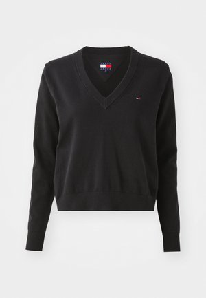 Černý svetr s V výstřihem vyrobený z měkkého pleteného materiálu. Má dlouhé rukávy a malé logo na levé části hrudi. Ribkované dlaně a lem.