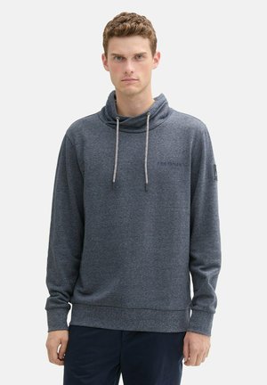 Grijze fleece pullover hoodie met een hoge hals, voorzien van een trekkoord, ribgebreide manchetten en een klein logo op de borst. Zachte textuur.