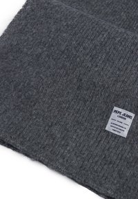 Bufanda de punto gris con un patrón texturizado. Presenta una etiqueta blanca con la marca "Pepe Jeans London". Tejido suave, con detalle de borde doblado.