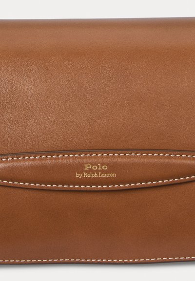 Brązowy skórzany portfel z gładką fakturą, białym przeszyciem i złotym wytłaczanym logo "Polo by Ralph Lauren". Prostokątny kształt.