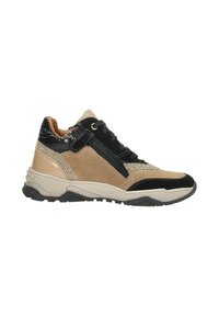 Beige en zwarte sneaker met een textuur suede bovenkant, glanzende accenten, vetersluiting aan de voorkant en een contrasterende zool. Heeft een ritsdetail aan de zijkant.