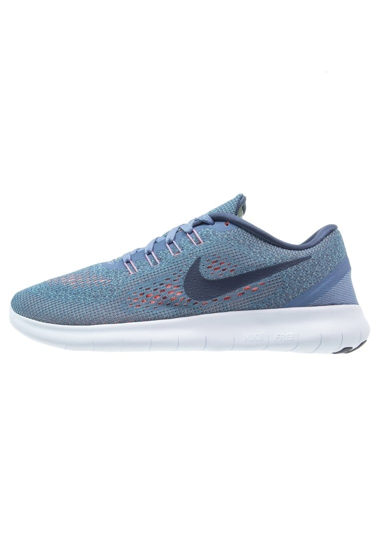 Běžecká obuv Nike Free v modré síťovině s růžovými akcenty, černým logem a bílou podrážkou. Disponuje elegantním, lehkým designem.