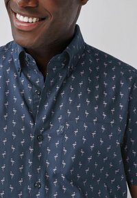 Next OXFORD FIT SHORT SLEEVE REGULAR FIT - Pluus - navy blue flamingo