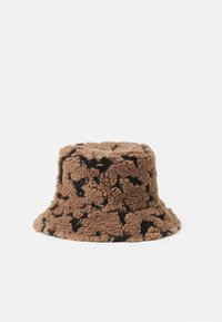 Brun og sort fleece-bucket hat med tekstureret, krøllet stof og uregelmæssigt sort mønster på en hvid baggrund.