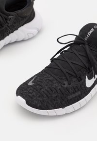 Nike Performance Scarpe da corsa su strada - black
