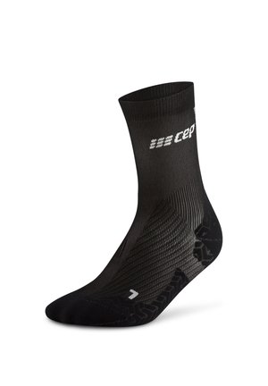 Schwarze Kompressionssocke bis zur Mittelkahle mit weißem „cep“-Logo, strukturiertem Muster und verstärkten Zehen- und Fersenbereichen, auf weißem Hintergrund dargestellt.