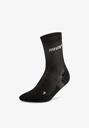Schwarze Kompressionssocke bis zur Mittelkahle mit weißem „cep“-Logo, strukturiertem Muster und verstärkten Zehen- und Fersenbereichen, auf weißem Hintergrund dargestellt.
