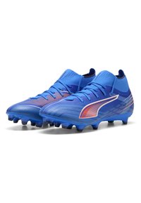 Chaussures de soccer bleues en matériau synthétique, avec une surface texturée, des accents graphiques vibrants et des crampons moulés pour l'adhérence.