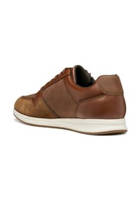 Sneaker en cuir marron avec des accents en daim, design courbé et col rembourré. Dispose d'une fermeture à lacets et d'une semelle en caoutchouc blanche.