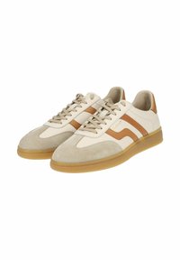 Beige und hellbraune Sneaker mit einem Obermaterial aus Wildleder und Leder, ausgestattet mit einer Sohle aus Gummirubber, runder Zehenpartie und einfachem Schnürverschluss.