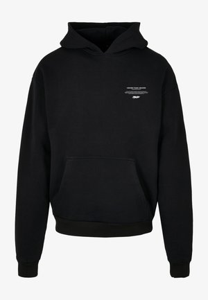 Must värvi kapuutsiga sviiter, mis on valmistatud pehmest materjalist, sisaldab känguru taskut, soonikkoes käiseid ning väikest graafilist trükist rindkeres.