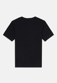 Melnas īsām piedurknēm T-krekls, kas izgatavots no kokvilnas. Tam ir klasiska apaļa kakla izgriezuma forma un tīri, šūti mali. Mīksta tekstūra bez rakstiem.