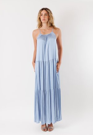 Abito maxi azzurro chiaro con spalline sottili, corpino arricciato e orlo a balze a più strati. Realizzato in un tessuto liscio con un design fluido.