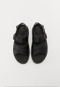 Svarta lädersandaler med korsade remmar, justerbar spänne, strukturerad sula och ett slitstarkt fodral. Enkel design, inga mönster eller accenter.