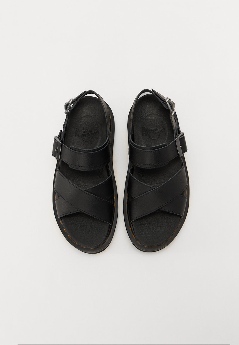 Schwarze Ledersandalen mit überkreuzten Riemen, verstellbarem Schnallenverschluss, strukturiertem Fußbett und einer strapazierfähigen Sohle. Einfaches Design, ohne Muster oder Akzente.