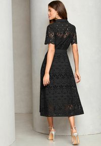 Lipsy BRODERIE BELTED MIDI - REGULAR FIT - Marškininė suknelė - black