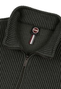 Maglione zip-up a coste di colore verde scuro con colletto alto, caratterizzato da un'etichetta Colmar Originals e una chiusura lampo scura. Texture morbida.