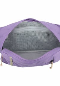 Borsa viola con zip aperta, che mostra l'interno con una tasca a rete grigia con zip e un ampio scomparto principale.