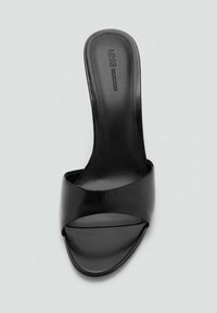 Sandalo aperto nera con punta scoperta, realizzato in pelle liscia, con una larga fascia frontale e una soletta sagomata. Design minimalista senza decorazioni.