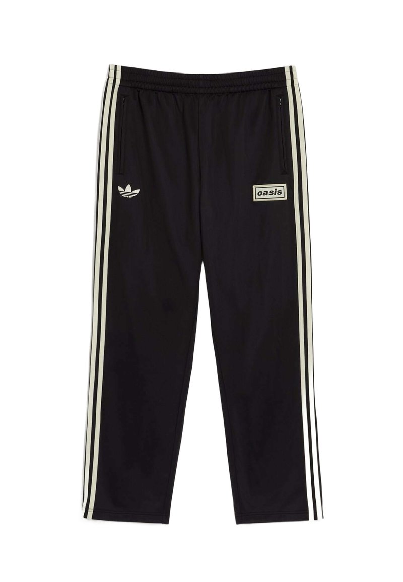 Sorte atletiske bukser lavet af glat stof, med hvide tre-stribe accenter, et broderet logo og et rektangulært mærke med teksten 'oasis'.