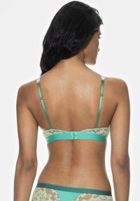 Turkos bh med spetsdetaljer, justerbara axelband och hyska. Baksidan har ett slätt band och blommig spetsdetalj vid kanterna.