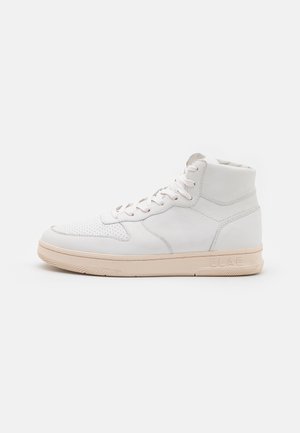 Sneaker bianco alta con suola beige, area della punta perforata, chiusura con lacci e nome del marchio "CLAE" visibile sul lato della suola.
