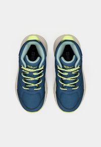 Adidași atletici albaștri cu un superior texturat, accente verde deschis și șireturi reflective. Dispune de o talpă căptușită și un guler căptușit.