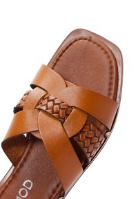 Sandalo in pelle marrone con fasce intrecciate, design con punta quadrata e soletta testurizzata. Finitura liscia con dettagli di motivo intrecciato a contrasto.
