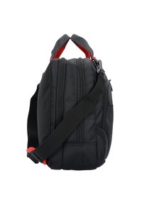 Bolso de tela negra con forma estructurada, acentos rojos, cierre de cremallera doble, correa de hombro ajustable y superficie texturada para mayor durabilidad.