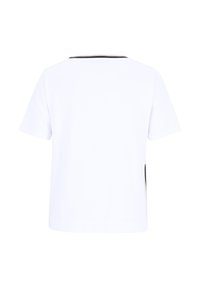 T-shirt blanc à manches courtes avec un col rond, comportant un détail noir à l'arrière et une texture de tissu lisse.
