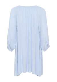 Blouse bleu clair avec un col rond, des manches trois-quarts et un dos plissé. Le tissu semble léger avec une texture douce.