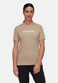 Beige kortærmet t-shirt lavet af blødt stof med rund hals og hvid tekst "MAMMUT SINCE 1862" trykt foran.