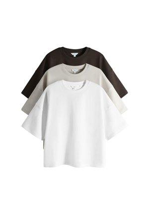 Drei schlichte, übergroße, kurz geschnittene T-Shirts gestapelt in Weiß, Hellbeige und Dunkelbraun, auf weißem Hintergrund gezeigt.
