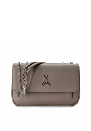 Taupefarbene Leder-Umhängetasche mit einem silberfarbenen metallischen Insektenemblem auf der Klappe und einem silbernen Kettenriemen, vor weißem Hintergrund.