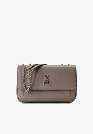 Sac bandoulière en cuir taupe avec un emblème d'insecte métallique argenté sur le rabat et une bandoulière en chaîne argentée, posé sur un fond blanc.