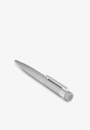 Strieborné pero s mriežkovým vzorom na telese, elegantný dizajn, zúžený tvar, kovová spona a okrúhly koniec s emblémom.