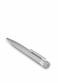 Stylo en argent avec un motif en grille sur le barillet, design épuré, forme effilée, clip en métal et une extrémité circulaire avec un emblème.