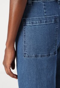 Billabong FREE FALL - Flared jeans - brew
