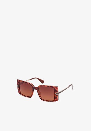 Hnědé želvovinové sluneční brýle s oversize čtvercovými rámy, gradientními skly a štíhlými kovovými detaily na spáncích.