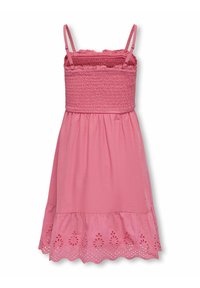 Růžové sluneční šaty s nařaseným korzetem, tenkými ramínky a rozšířenou sukní. Lem zdobí dírkovaná výzdoba a volánkový finish.