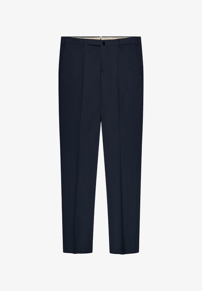 Pantaloni su misura blu navy con pieghe frontali, passanti per cintura e tasche laterali, mostrati stesi su uno sfondo bianco.